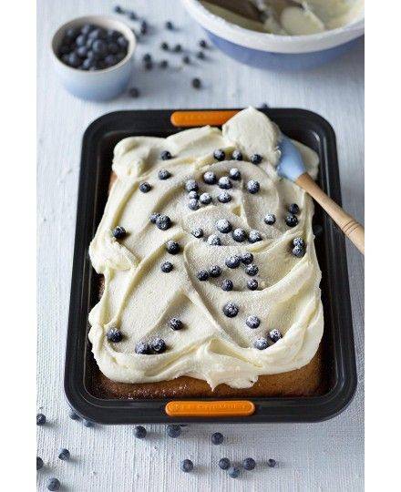 Le Creuset Toughened Non-Stick Bakeware Rectangular Cake Tin 33 cm | Le Creuset | Mimocook