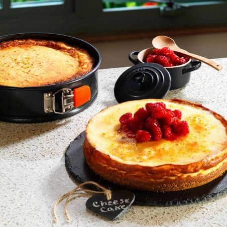 Le Creuset Toughened Non-Stick Bakeware Springform Round Cake Tin - 20 cm - Mimocook