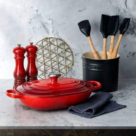 Cocotte cazuela ovalada de hierro fundido con tapa de 15 cm. de Staub