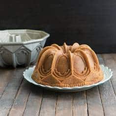 Forma Vaulted Cathedral Bundt Pan da Nordic Ware - Mimocook