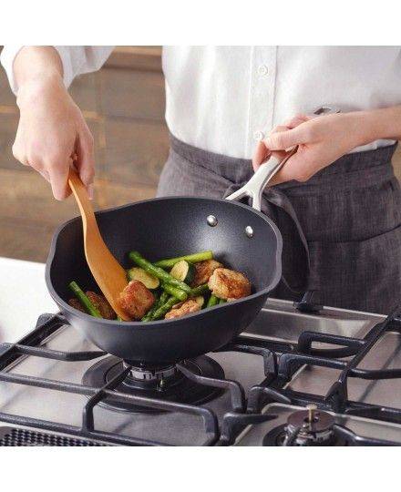 Le Creuset Toughened Non-Stick Chef's Pan with Pouring Spouts | Le Creuset | Mimocook