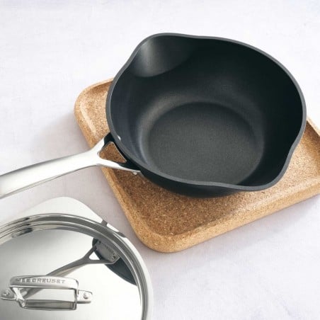 Frigideira 24cm Chef Antiaderente com bicos vertedores Le Creuset - Mimocook