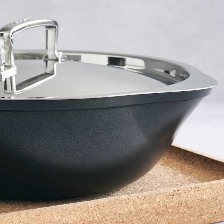 Frigideira 24cm Chef Antiaderente com bicos vertedores Le Creuset - Mimocook