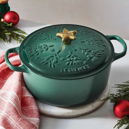 Cocotte com Relevos de Natal e Pega em Estrela 24cm Le Creuset