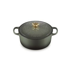 Cazuela Navideña con pomo de estrella dorada y relieve de árbol 24cm Le Creuset