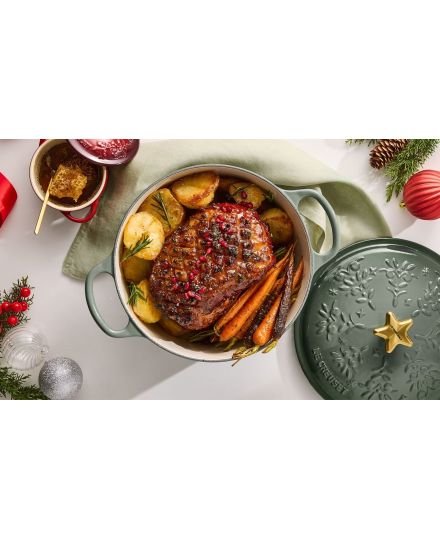 Le Creuset Cocotte with Star Handle and Christmas Reliefs 24cm | Le Creuset | Mimocook