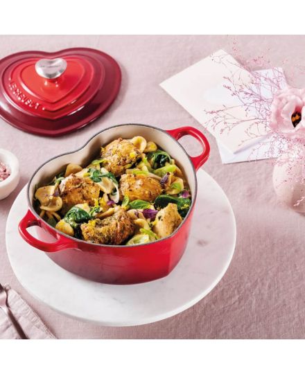 Le Creuset Herzbräter mit Herzknopf aus Gusseisen