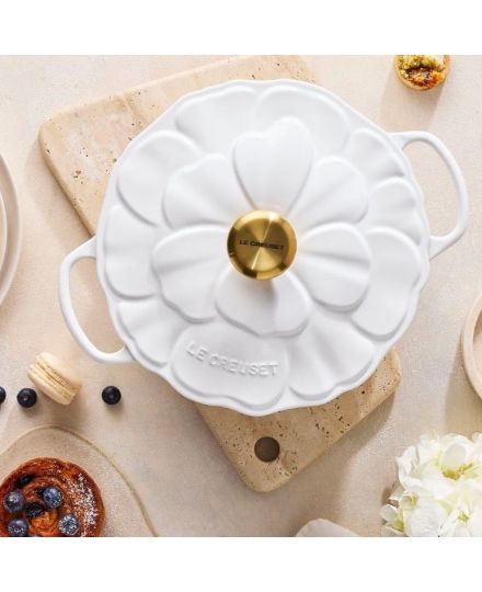 Le Creuset Cast Iron Petal Shallow Casserole 26 cm | Le Creuset | Mimocook