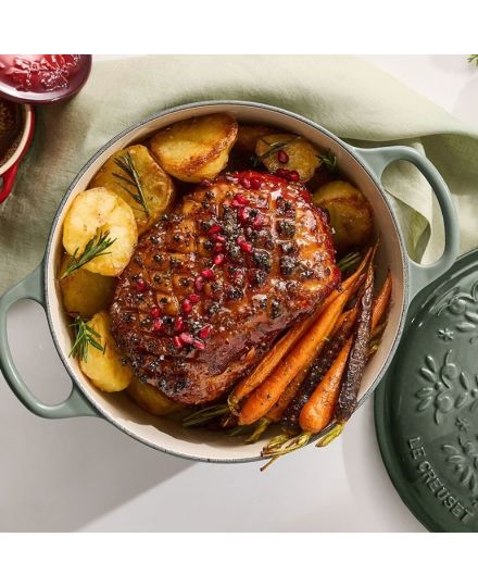 Le Creuset Round Cast Iron Casserole with Star Knob and Christmas Tree Reliefs 24 cm | Le Creuset | Mimocook
