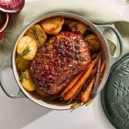 Le Creuset Cocotte Redonda de Hierro Fundido con Pomo de Estrella y Relieves de Árbol de Navidad 24 cm | Le Creuset | Mimocook