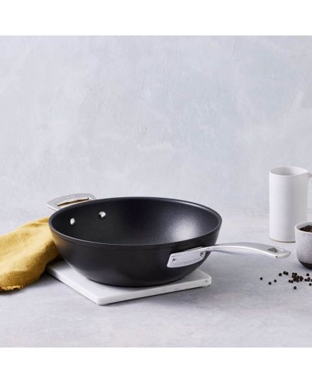 Le Creuset Toughened Non-Stick Stir-Fry Wok with Helper Handle 30 cm | Le Creuset | Mimocook