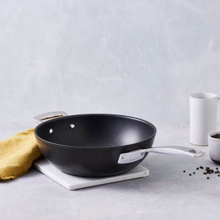Le Creuset Poêle Wok Anti-Adhérente Les Forgées avec Poignée d’Assistance 30 cm | Le Creuset | Mimocook