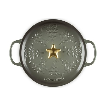 Le Creuset Cocotte Ronde en Fonte avec Bouton Étoile et Reliefs de Sapin de Noël 24 cm | Le Creuset | Mimocook