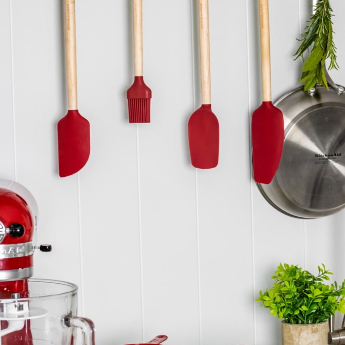 KitchenAid Birchwood Scraper Spatula - Empire Red | KitchenAid | Mimocook
