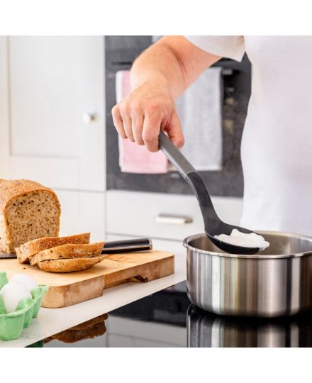 KitchenAid Cuillère Ajourée 34 cm Gris Charcoal | KitchenAid | Mimocook