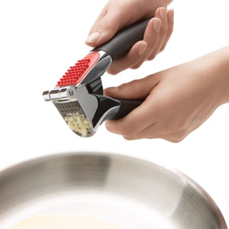OXO Good Grips Espremedor de Alho em Zinco Fundido | OXO | Mimocook