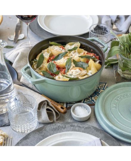 Staub Round Cocotte in Enamelled Cast Iron 24cm | Staub | Mimocook