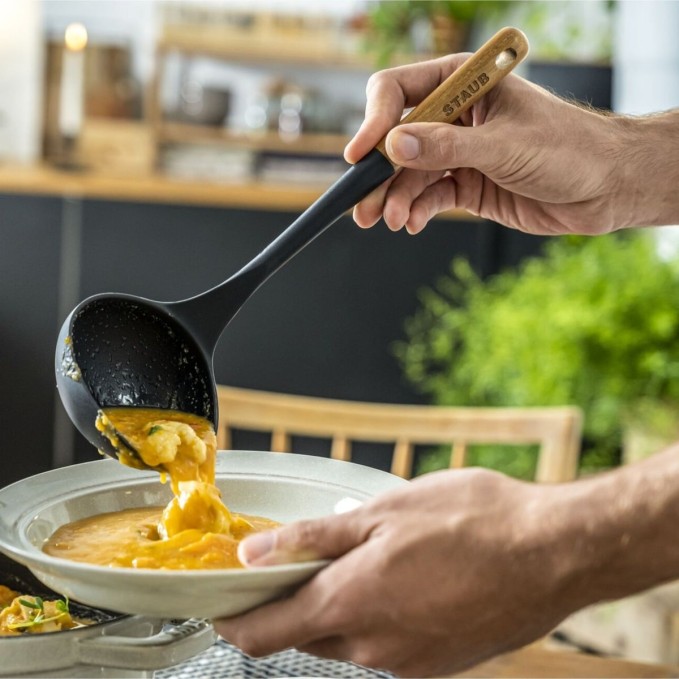 StaubLouche a Soupe en Bois et Silicone 31cm | Staub | Mimocook
